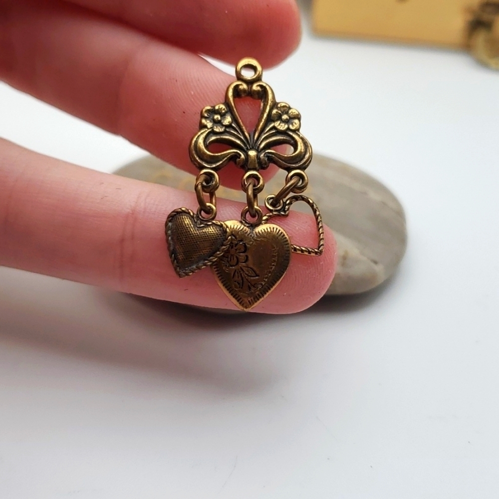The hearts trio estate necklace pendant
